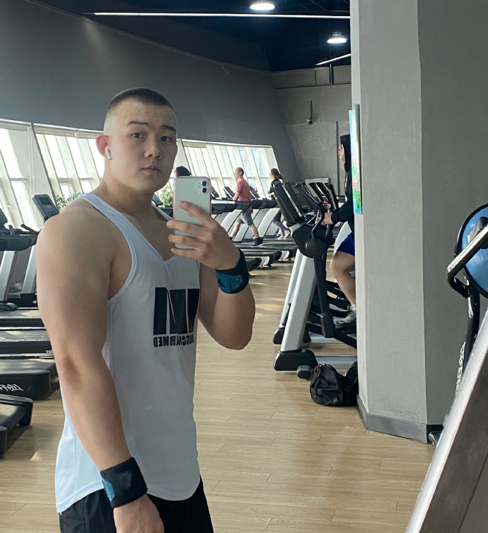 健身圈一哥 24岁的新疆小哥哥,撸铁打造出一身腱子肉,最满意的是麒麟臂!