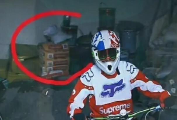 王俊凯|王源在王俊凯家拍照，并承包家务，沙发和堆积物证明两人住一起