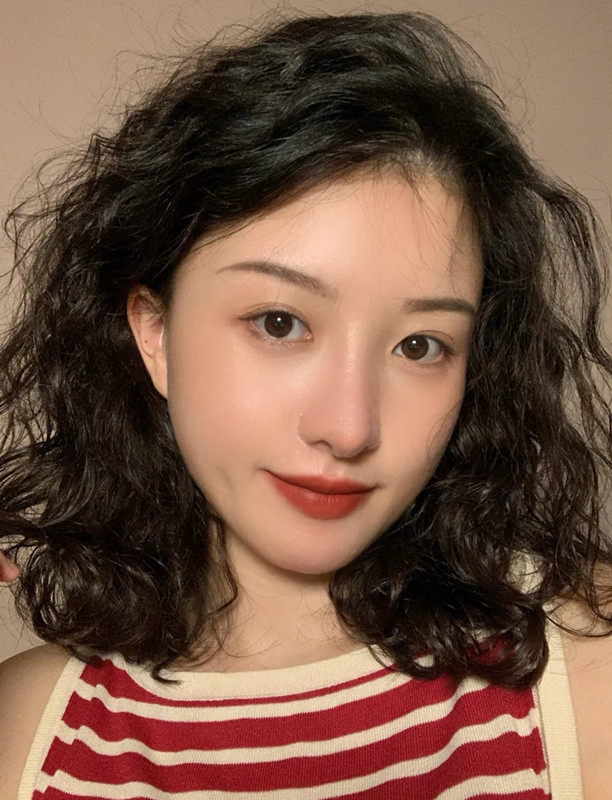 发型 若你刚过40，这3种“大妈卷”尽量少留，容易显老还拉低气质