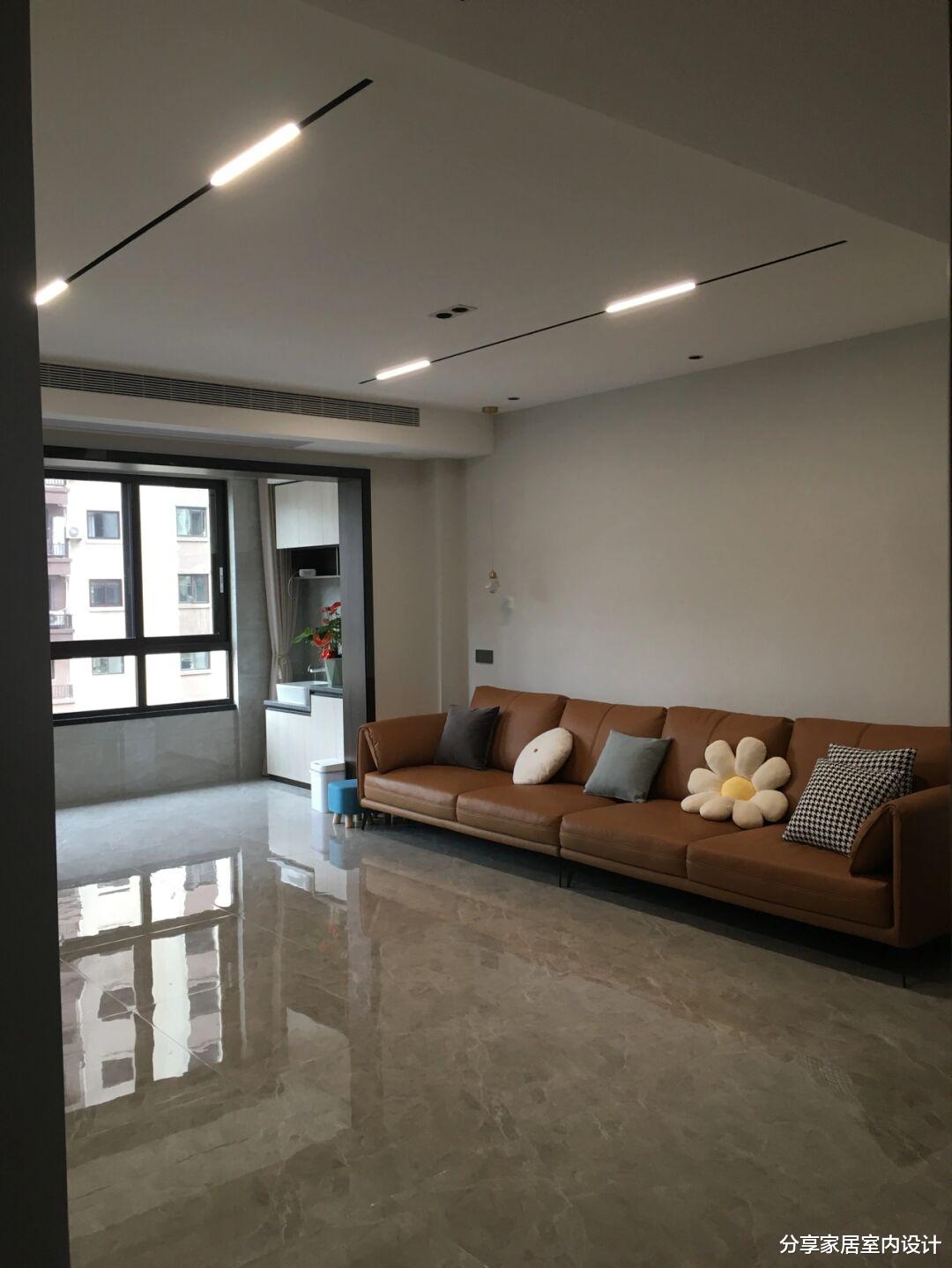 她家首套新房，全屋装修非常简单，三代同堂生活在一起很幸福！