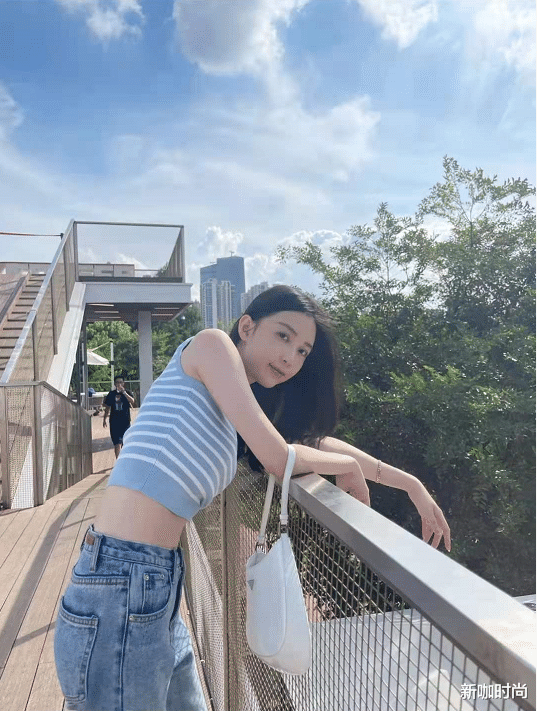 新咖时尚|潘玮柏空姐老婆真会穿，露脐背心搭牛仔裤，这身材我酸了