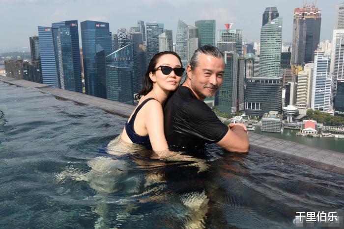 杨过|小龙女与杨过扮演者，现实中泳池鸳鸯戏水，狂秀身材