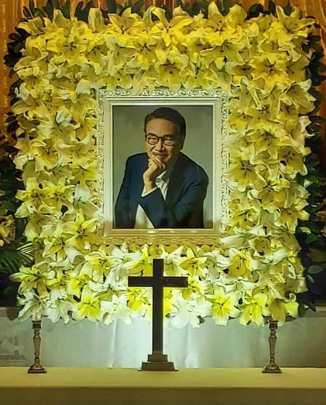 吴孟达|吴孟达设灵仪式现场，周星驰花圈挽联超用心，内地明星仅一人送花