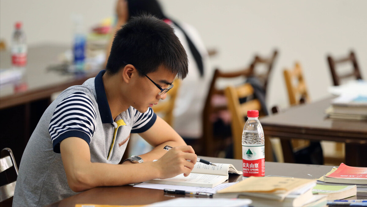 作文|大学生先考研还是先考编，取决于这几个问题，别辜负了应届生身份