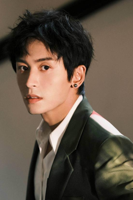 来魔女食堂吧|为保大局，张哲瀚承认自己无知：虽未退网，但全部代言终止合作