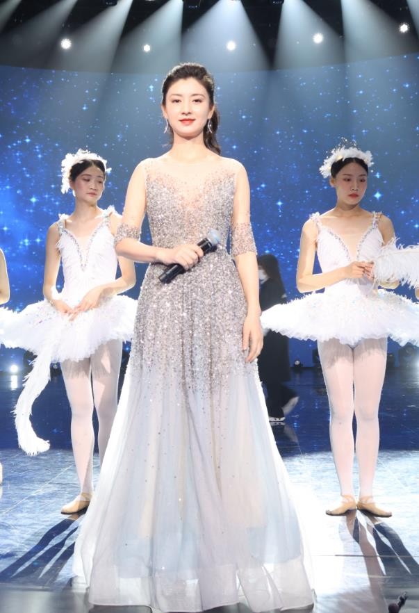 八只爪的猫|“沈眉庄”斓曦真符合传统审美，一袭亮片裙登央视舞台，又惊艳了