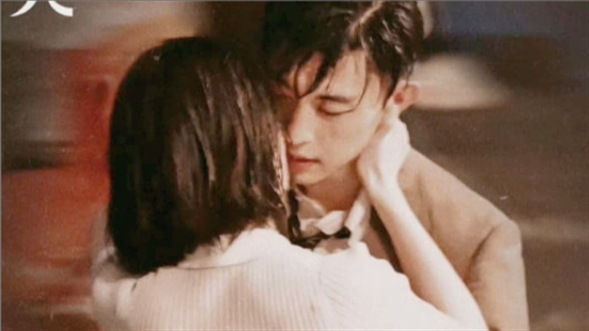 倪妮|邓伦新剧路透，与倪妮上演“跨时空”的爱恋，搂腰亲吻实在太甜了