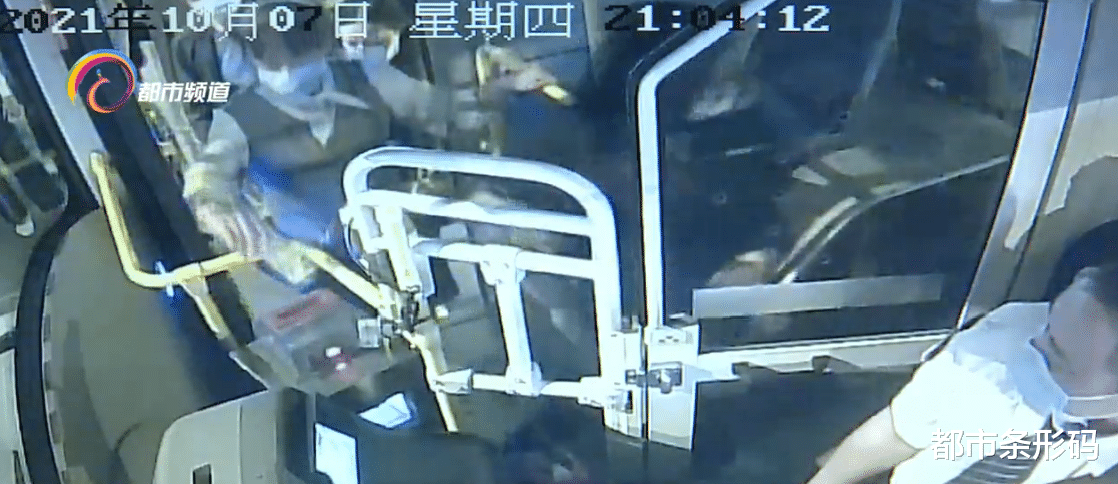 长车上捡到手机 失主依靠定位找到手机