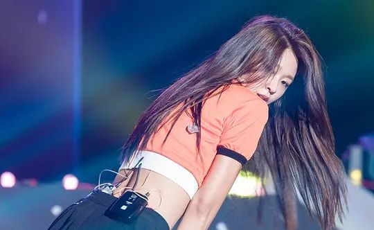 |她被誉为“宅男炸弹”，曾因肥胖遭到群嘲，就连吃口炸鸡也被训斥