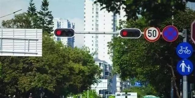 大众汽车|为什么有的人等红灯会一直踩着刹车？内行人：这才是老司机的做法