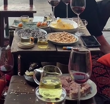 杨丽萍|杨丽萍玻璃豪宅内景曝光！双腿大开坐姿霸气，桌子脏乱一片狼藉