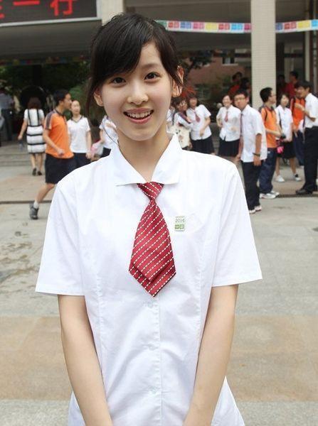 章泽天|章泽天身穿“无痕裤”，双腿如同开特效，网友：岁月从不败美人