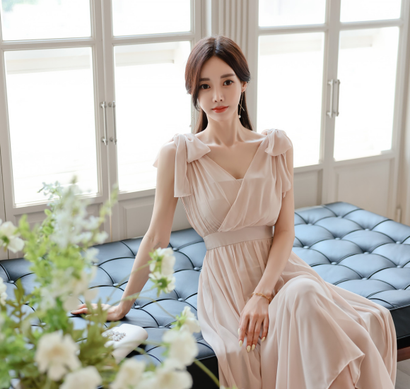 心壹穿搭|女神孙允珠高清时尚搭配：幻粉迷离浅杏美绢赫拉雪纺裙