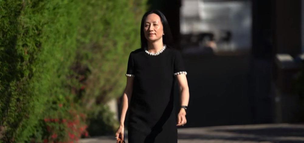 方脸妹说时尚|孟晚舟高调支持国货，穿百元鞋配百褶裙迈八字腿，健步如飞精神好
