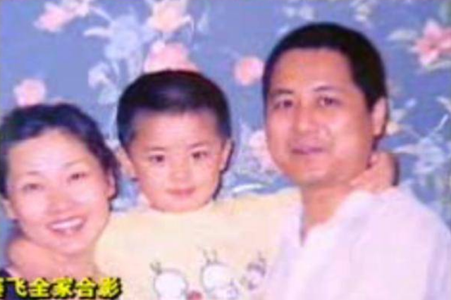 何赛飞|何赛飞见老师全家福第一眼，就预感要成她家媳妇，虽不知会嫁哪个