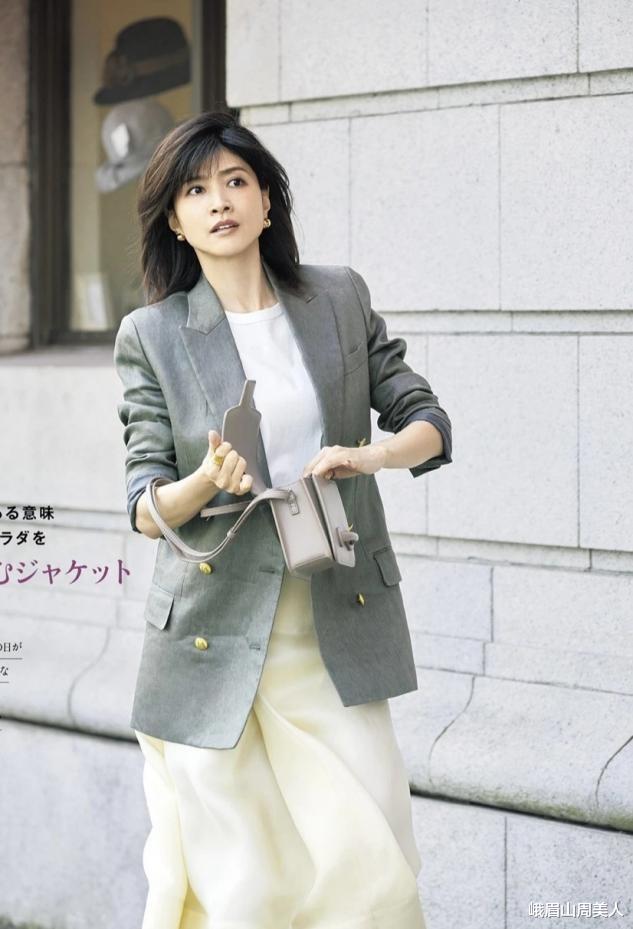 峨眉山周美人|今秋终于不流行穿“风衣”了!这3件外套才是真时髦,谁穿谁好看