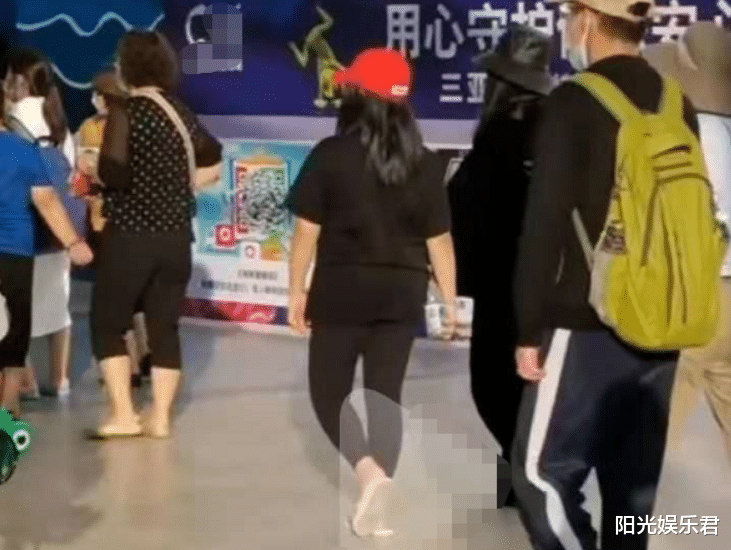 王诗龄|李湘和女儿旅游近照，11岁王诗龄身高赶上妈妈，但体型却更加壮实了