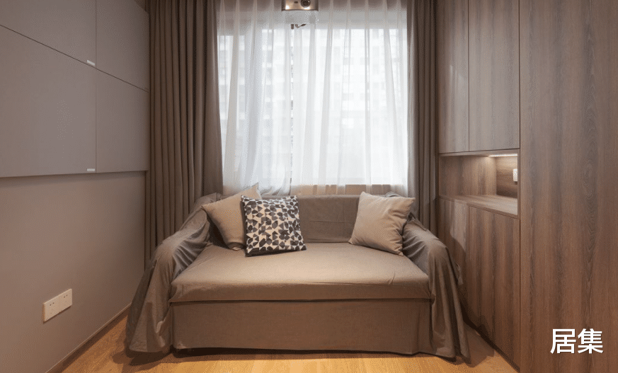 满屋涂鸦墙充满创意，闪闪发亮的鞋架，满足了“收纳狂”的小心愿