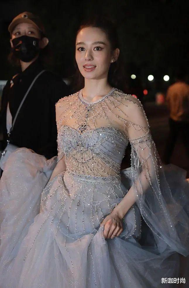 新咖时尚|27岁吉娜产后恢复“蚂蚁腰”，穿紧身连衣裙，大显好身材