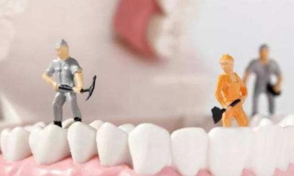 舜网 牙缝里抠出的石头，臭烘烘让人尴尬，小妙招，牙垢悄悄掉下来