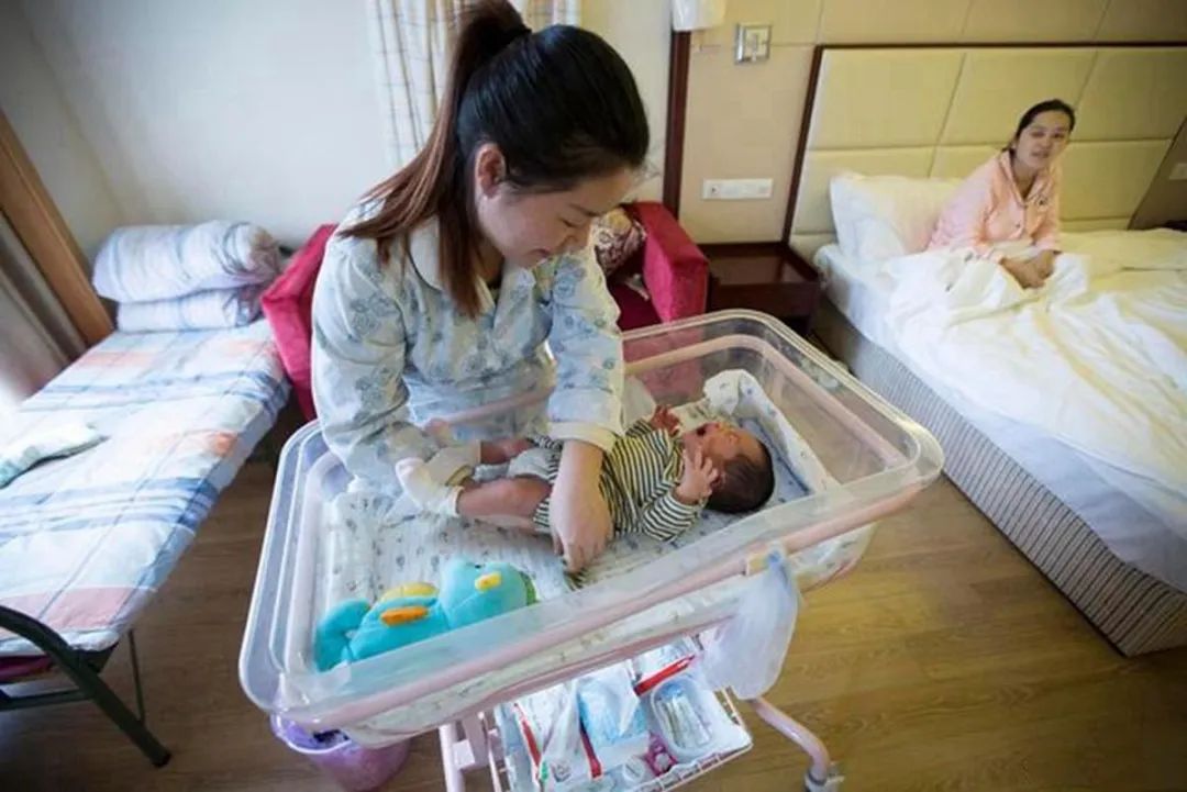 C妈学堂|产妇坐月子时贪凉容易被月子病找上门，6点注意事项，孕妈看一看