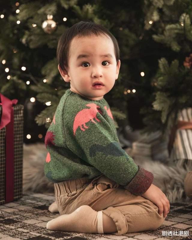 小姐姐|高颜值！TVB著名夫妻档晒圣诞合照，网友调侃：大儿子赢在了发量
