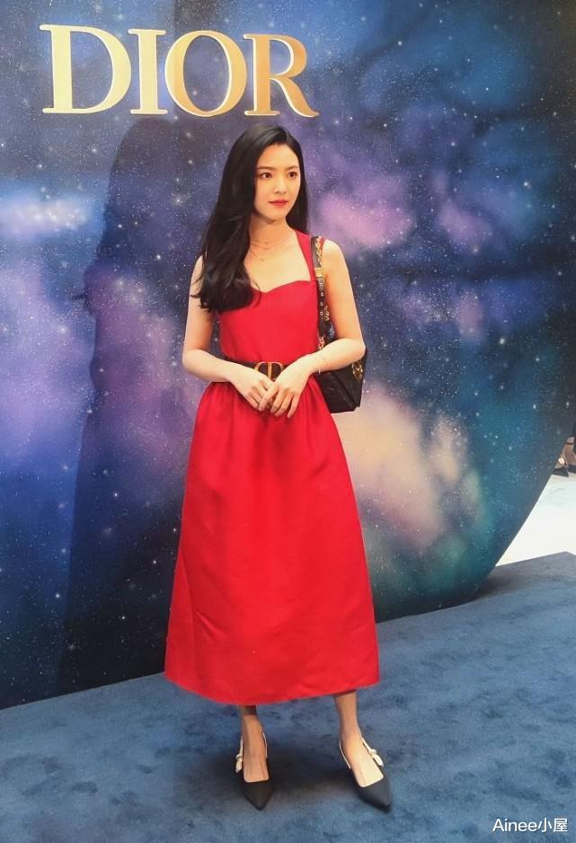 Ainee小屋|刘翔二婚老婆挺普通,穿简约连衣裙梳“鲶鱼头”,路人感十足