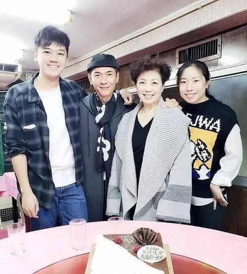 街拍|乘电车租村屋的江华，拒演影版《寻秦记》，59岁复出拍戏或因发哥