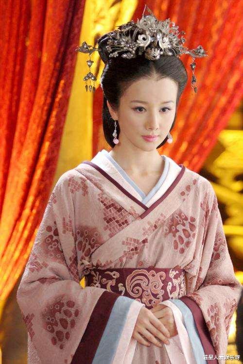 孙菲菲|张纪中选中的小龙女孙菲菲被导演打,红毯长裙掉落,整容毁掉前途