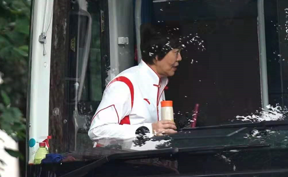 时尚风行派|女排抵达东京!朱婷防护太到位198身高抢眼,成首位女性旗手超牛