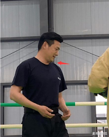 陆毅|45岁陆毅中年发福？面部油腻双下巴突出，机场照被调侃像老干部？