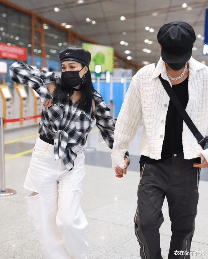 钟丽缇|钟丽缇和小12岁老公走机场，穿宽松衬衫也难遮好身材，成熟又妩媚