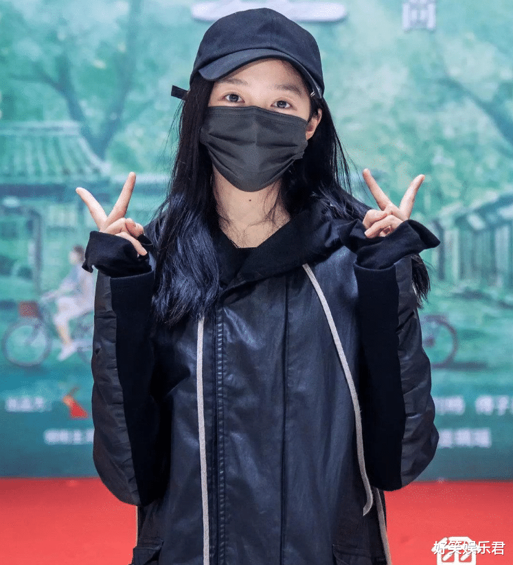 关晓彤|关晓彤张一山相差4cm同框一样高？看清两人的鞋底，谁撒谎很显然