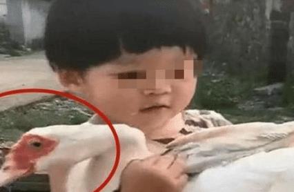 女儿暑假到外婆家,妈妈去接时差点认不出,乖乖女竟成了“村霸”