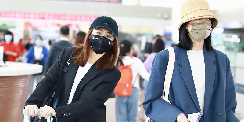 方脸妹说时尚|朱亚文妻子罕露面！穿西装戴帽打扮时髦，科班出身在家带娃太可惜