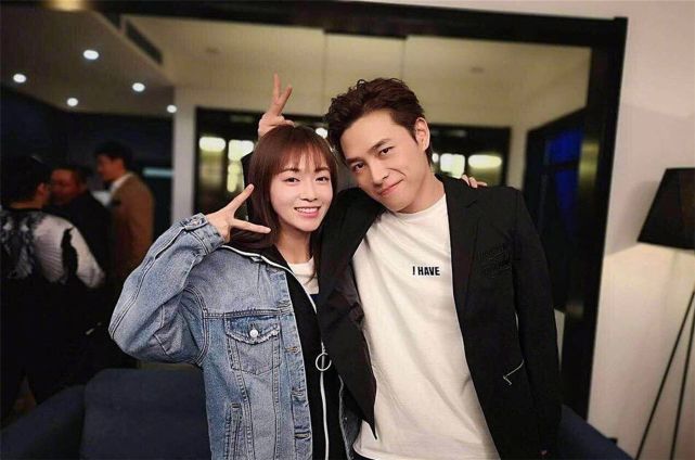 吴谨言|吴谨言和绯闻男友洪尧一起玩高空跳伞，全程素颜毫无偶像包袱