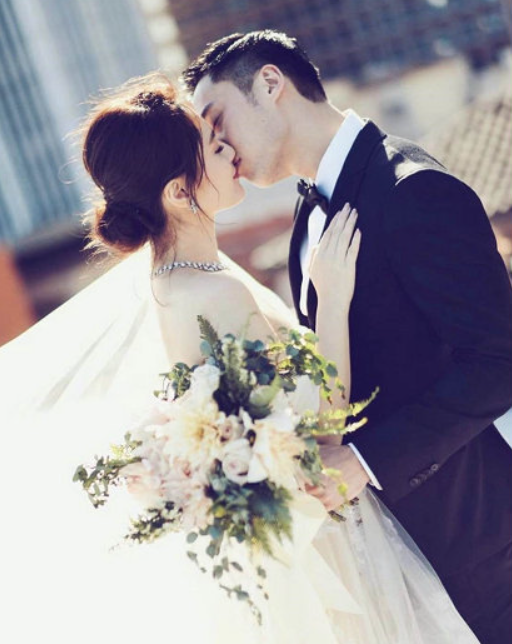 阿娇|和阿娇正式离婚半年，赖弘国七夕节携美女为爸爸庆生，贴身合影超亲密