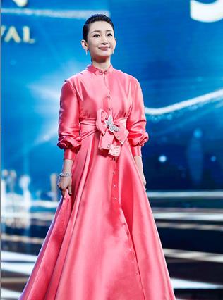 秦海璐|秦海璐用黑色腰带收腰，虽然没有纤纤细腰，但微微肉感也很迷人