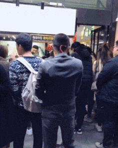 萌萌萌说|“女友在酒店给我拍回来照片,但就感觉不对劲!”你们帮忙看看吧