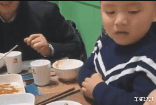 羊驼妈妈|母子饭桌上这一幕，让我明白了，为啥有些男孩注定就招人喜欢