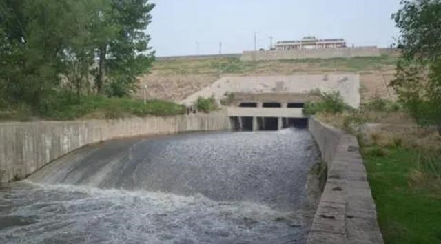 黑洞 美国水库的“黑科技”，巨型黑洞1天喝3000吨水，有啥作用？