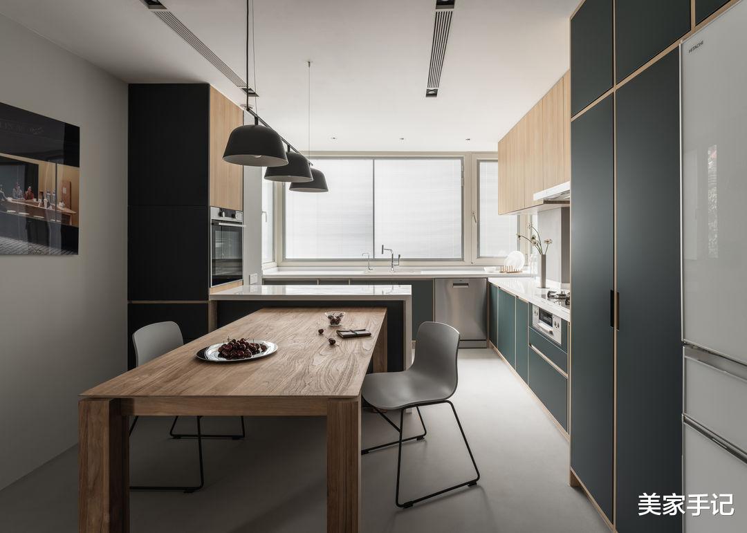 再买房，我一定学她家坚持沙发不靠墙，往前挪40公分，太有远见了