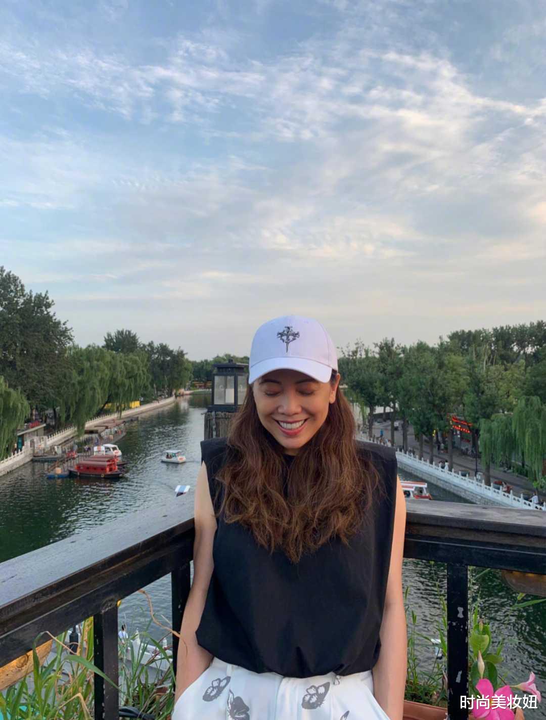 时尚美妆妞|邓萃雯越老越耐看，穿黑色背心配五分裤洋气又减龄，真不像55岁