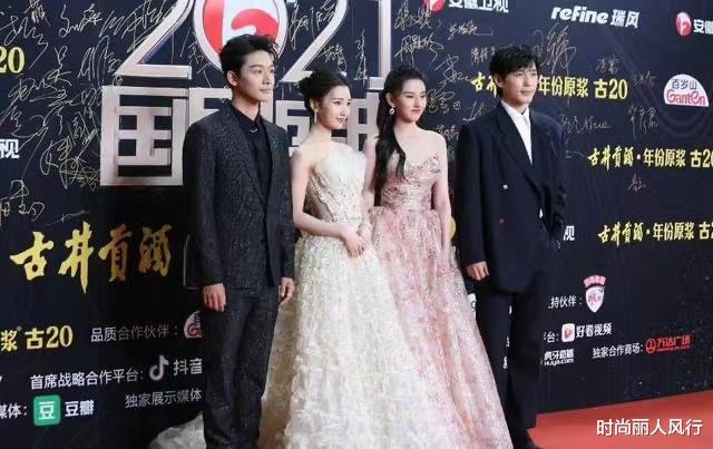 董洁|国剧盛典阵容尴尬！没有大咖，刘涛董洁压轴出场却输给年轻小花