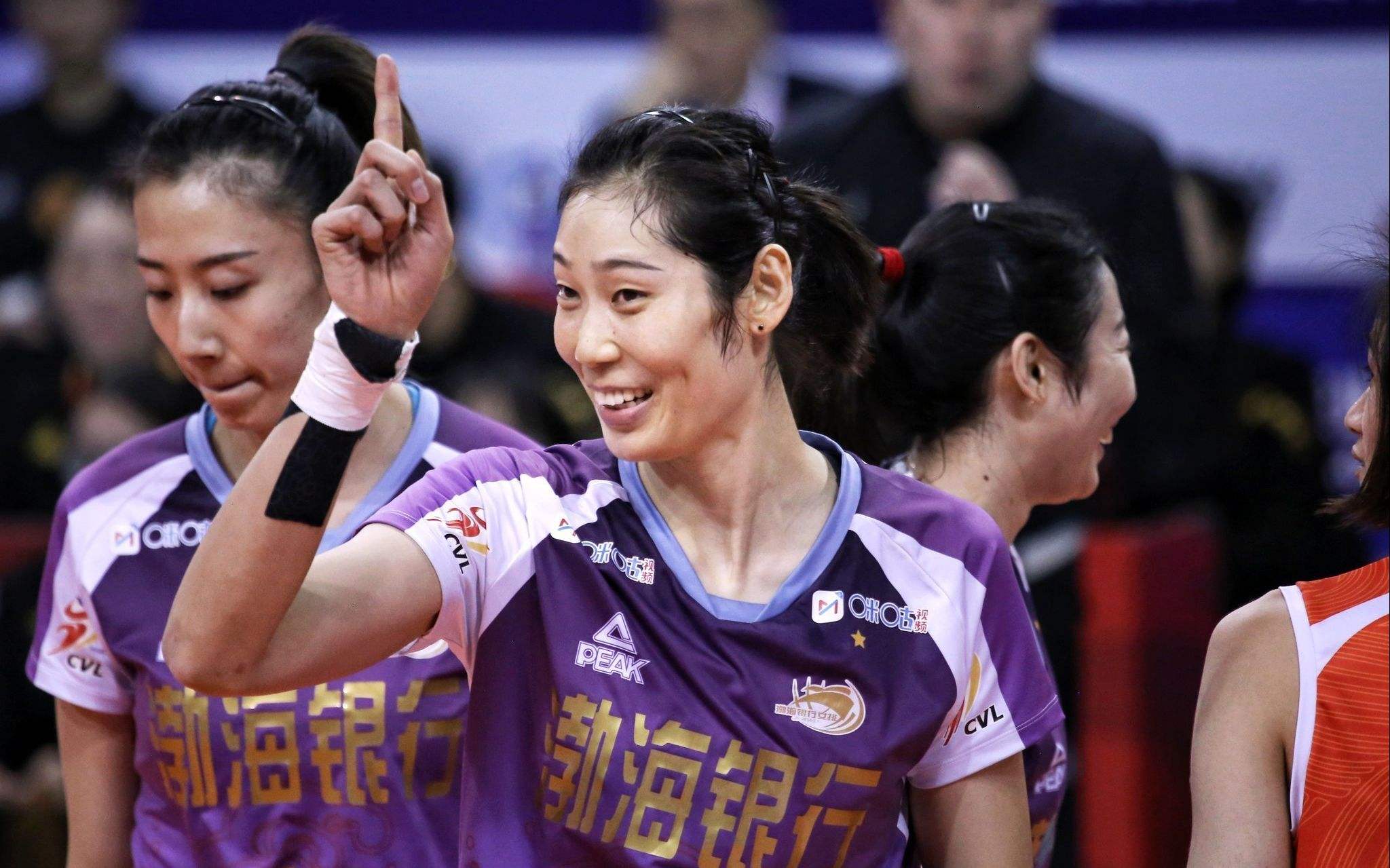 朱婷|曝朱婷拒绝160万欧报价,或在明年初再留洋,瓦基弗续约两大主攻