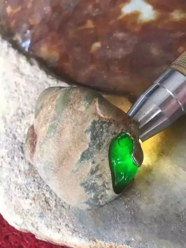 雕刻|开窗绿的翡翠原石带皮雕刻大气龙龟摆件，很是漂亮啊！