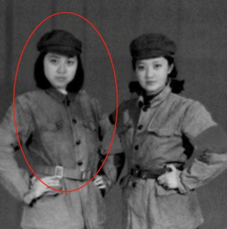 写真|“风情女人”闫妮：离婚后三次“吃嫩草”，当了17年的单亲妈妈