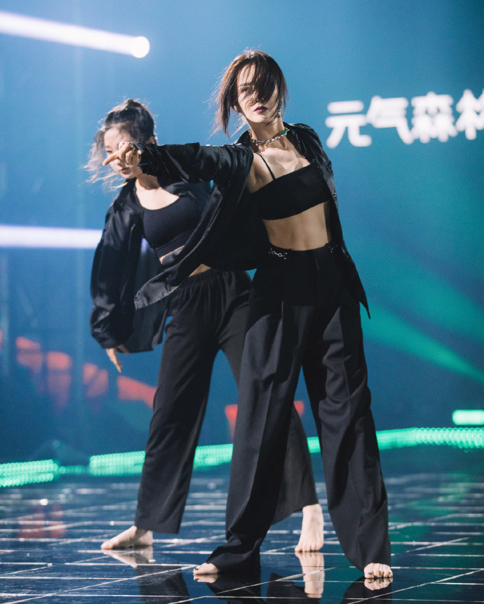 猫姐穿搭经 佟丽娅“剪短头发”反而更年轻，女团风打扮跳舞，让我认了10分钟