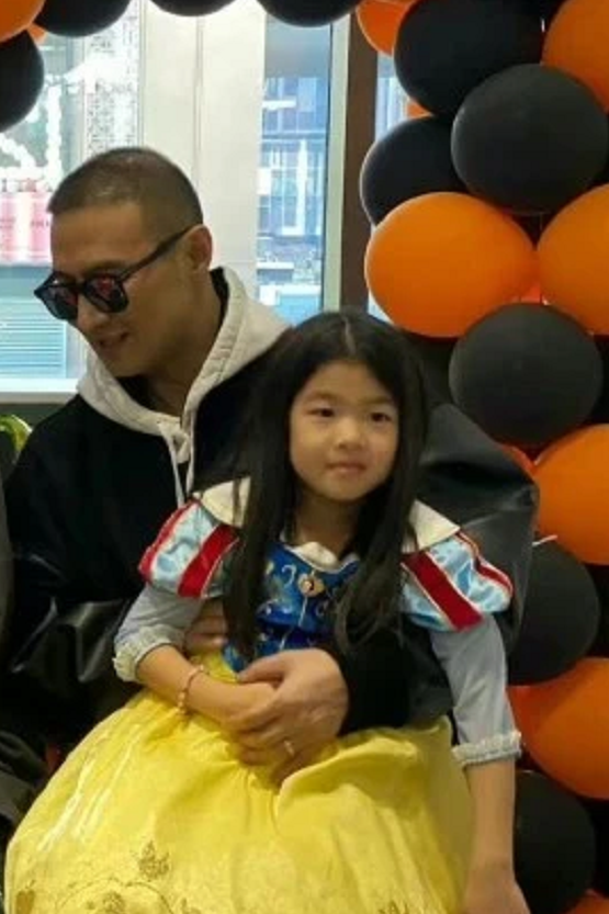 时尚风行派 章子怡高调晒全家福！儿子扮小丑鱼超萌，醒醒穿公主裙比姐姐吸睛