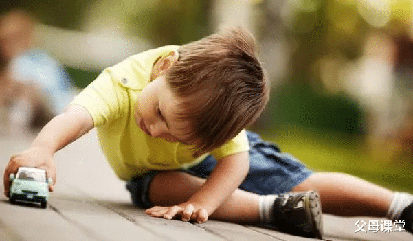 父母课堂|一段家庭监控惊醒数万人，少年暴打爸爸和爷爷，妈妈在一旁护着